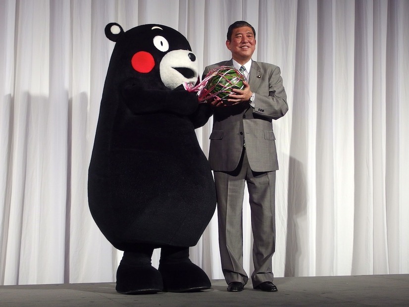 くまモン（向かって左）と石破大臣