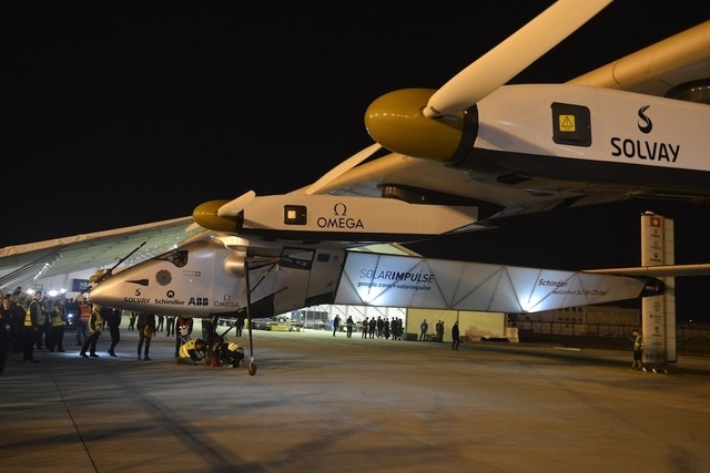 太陽光エネルギーのみで飛ぶ有人飛行機「ソーラー・インパルス2」参考画像（2015年4月2 2日）