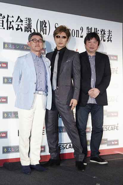 向かって左からネスレ日本の高岡CEO、GACKT、本広監督