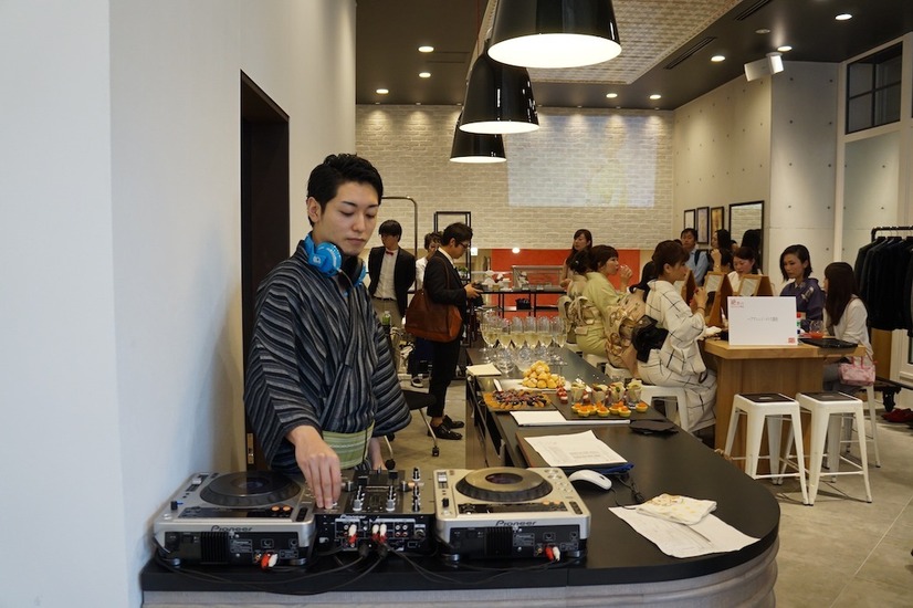 イケメン浴衣DJと立食形式のパーティスタイル。