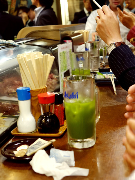 抹茶ハイを飲んでいる方がたくさん