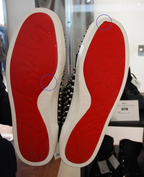 同スニーカーの最大の違いは、靴底。模倣品は際から色がはみ出ており、雑な作りが分かる。実際に触れると、質感の違いにも気づく