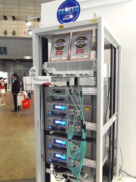 最大スループット320Gbpsを実現した、3Uサイズの最上位モデル「FortiGate-3810D」を動態展示