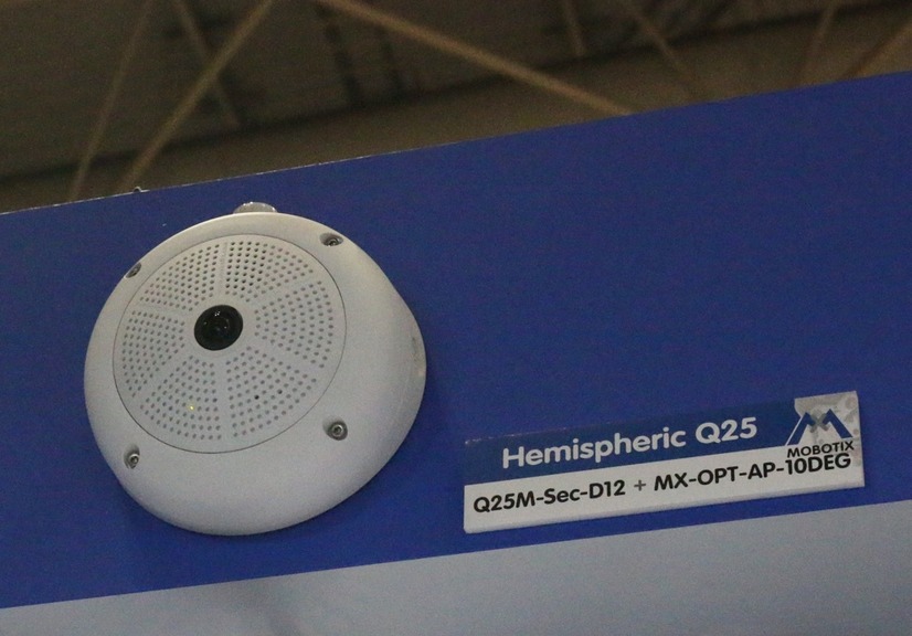 レトロな館内用スピーカーのような雰囲気が漂う「Hemispheric Camera Q25」