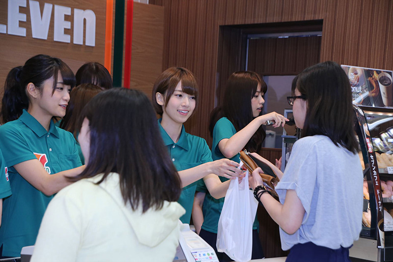 接客をする乃木坂46メンバー