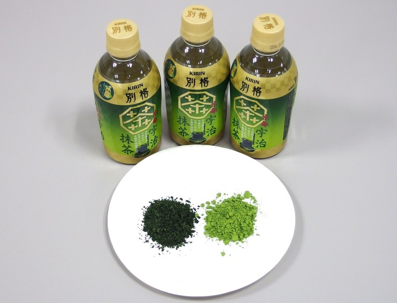 キリン『別格　京都宇治抹茶』。皿の仲、右が使用している抹茶、左がすりつぶす前の甜茶