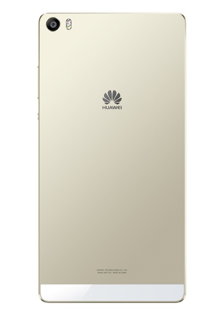 「P8max」背面。高機能なカメラを採用する