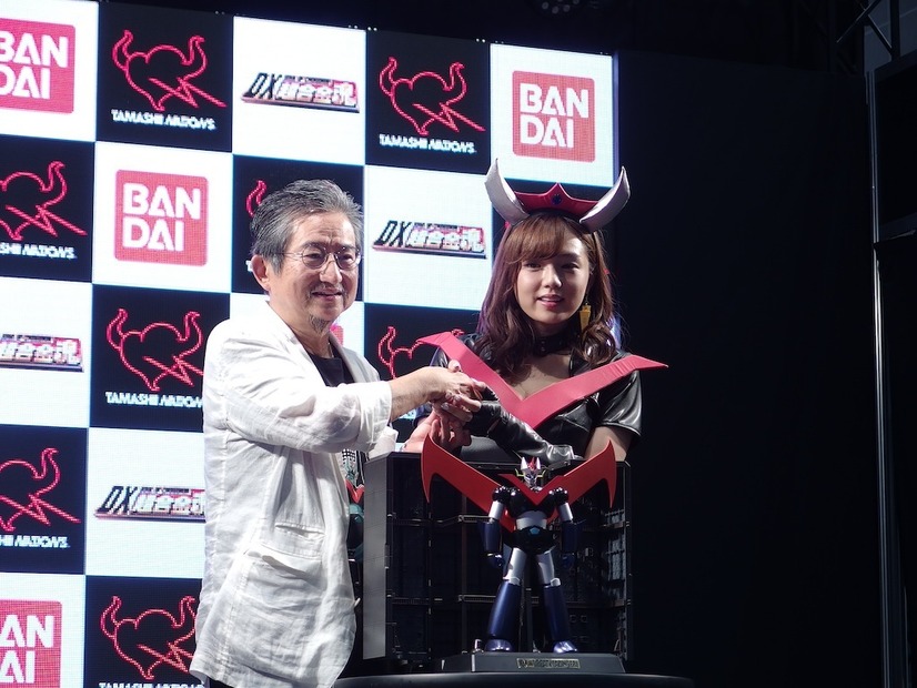 永井豪（向かって左）と篠崎愛。「篠崎さんのフィギュアを作ってほしい」と永井
