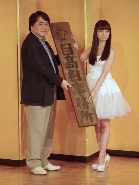 赤川次郎（向かって左）と橋本環奈