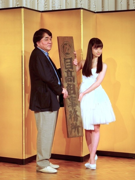 赤川次郎（向かって左）と橋本環奈