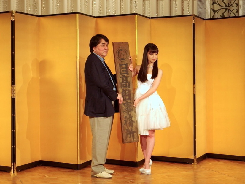 赤川次郎（向かって左）と橋本環奈