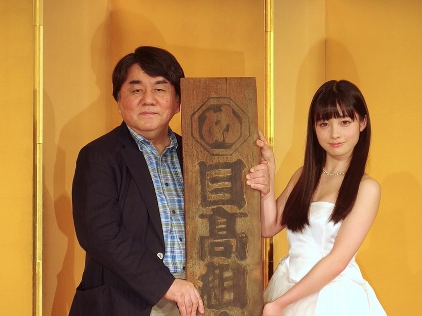 赤川次郎（向かって左）と橋本環奈