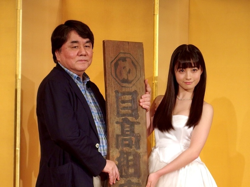 赤川次郎（向かって左）と橋本環奈