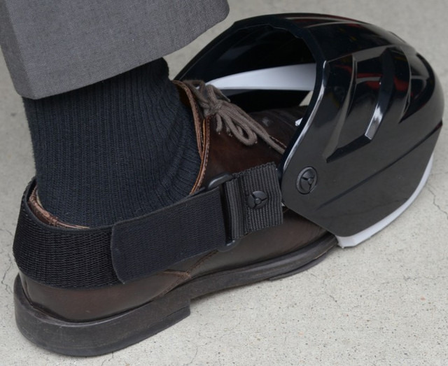 靴の上から履くだけで、従来の安全靴では守ることの出来なかった足の甲や小指までしっかりガード。装着も3ステップで簡単（画像はプレスリリースより）