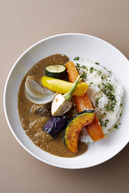 「ゴロゴロ野菜をのせたキハチの牛肉カレー」