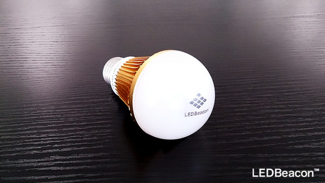 タグキャストが開発したビーコン機能内蔵のLED電球「LEDBeacon」。GPSの届かない屋内でも位置情報を提供することができ、様々な活用法が想定される（画像はプレスリリースより）