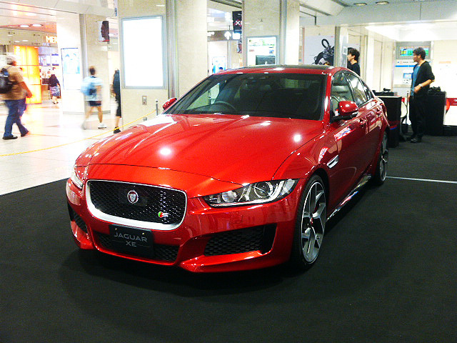 名古屋駅にはジャガー『XE』の限定展示が