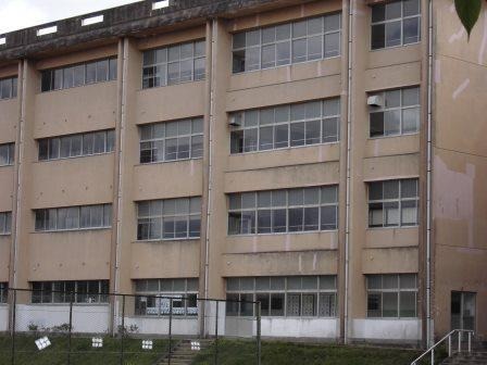 　十分な耐震性能を備えていないとされる中学校校舎。工事の際の人件費や資材の価格上昇を背景に工事は思うように進まない