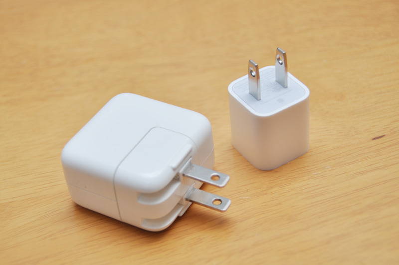 iPadのUSB充電器（左）は2.1A出力、iPhoneやApple WatchのUSB充電器（右）は1A出力の仕様になっている。本体に小さな文字で記載されているので判別できるはず