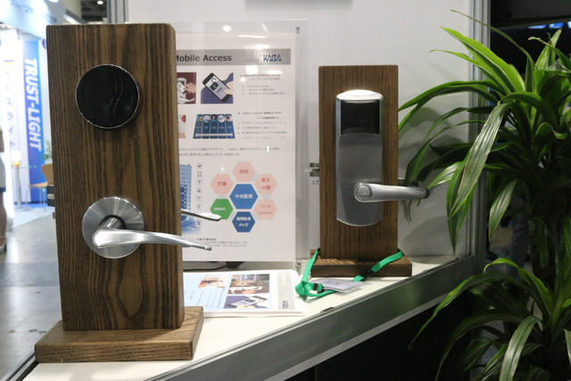 「Kaba Mobile Access」の展示の様子。スマートフォンによるスムーズなチェックインでストレスフリーなアクセスを実現する（撮影：編集部）