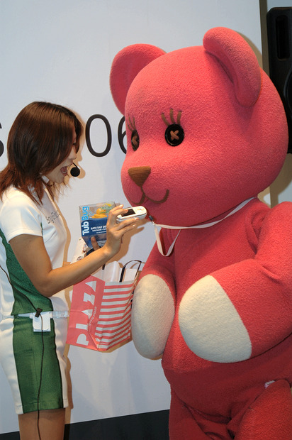 モモちゃんと一緒におサイフケータイ！ お台場メディアージュで体験イベント