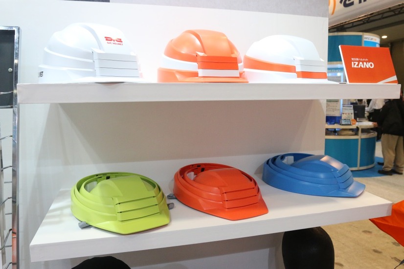 縦方向に伸縮してコンパクト化できる防災用ヘルメット「IZANO」（撮影：編集部）