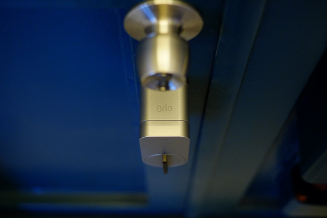 「Qrio Smart Lock」はLINEやfacebookなどのメッセージ機能を使い、一時的に家族や友人のスマホに鍵をシェアすることができるスマートロック・デバイスだ（画像はプレスリリースより）