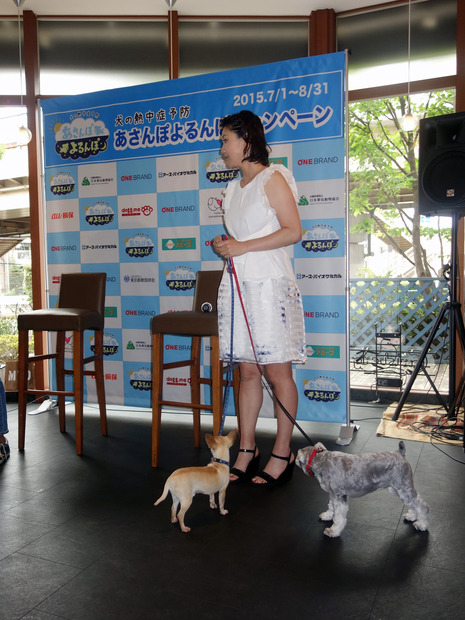 プロゴルファーの古閑美保は愛犬2匹と登場