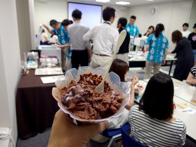 記者の作品。カップからはみ出しそうになり、高さが不足。白いのは練乳