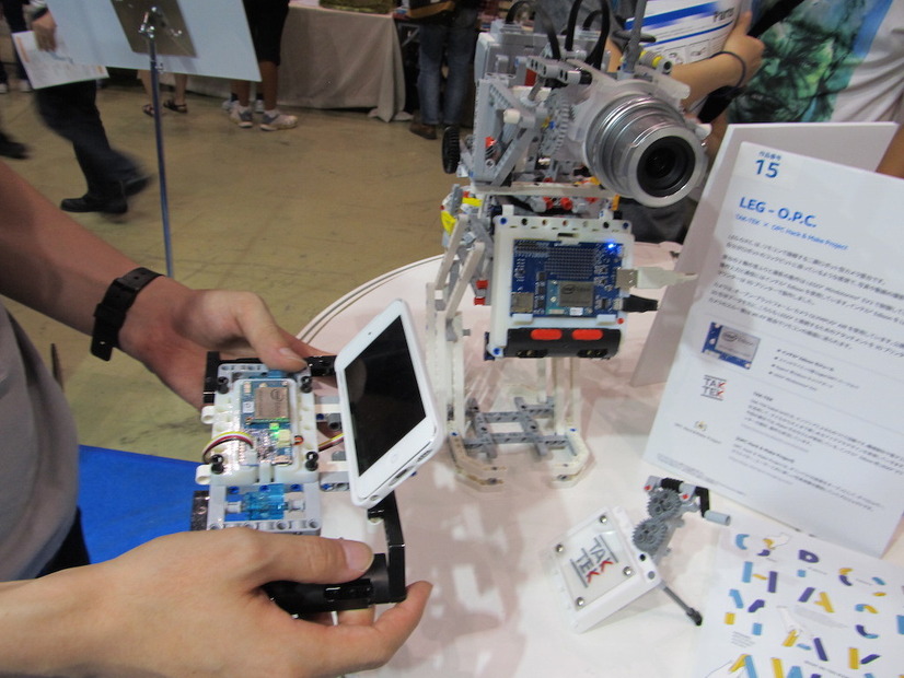 二脚ロボット型カメラ雲台「LEG-O.P.C.」（TAK-TEK×OPC HACK & Make Project）