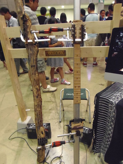 デジタル・ファブリケーション研究室の「Vice Guitar」。ブリッジ部に万力が付いた構造で、ネックになるモノに取り付ける