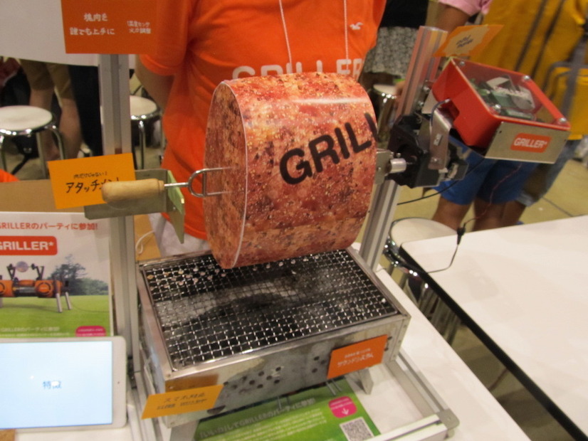 肉塊を焼く究極のBBQマシーン「GRILLER」。肉の表面と内部の温度を監視し、最適な焼き具合になるとスマートフォンに通知