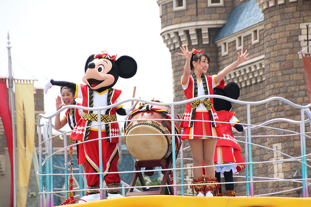 「おんどこどん！」／東京ディズニーランドの「ディズニー夏祭り」