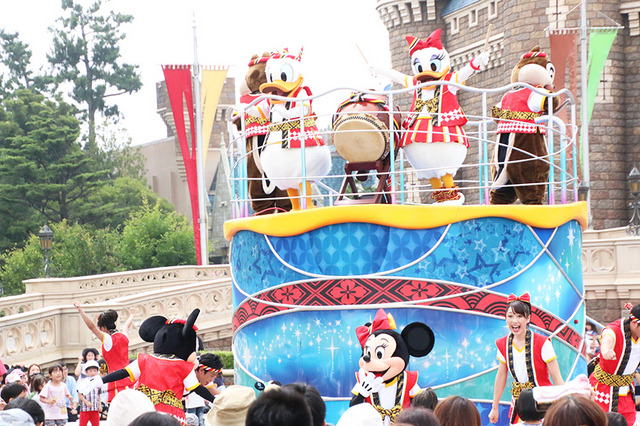 「おんどこどん！」／東京ディズニーランドの「ディズニー夏祭り」