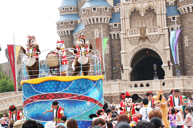 「おんどこどん！」／東京ディズニーランドの「ディズニー夏祭り」