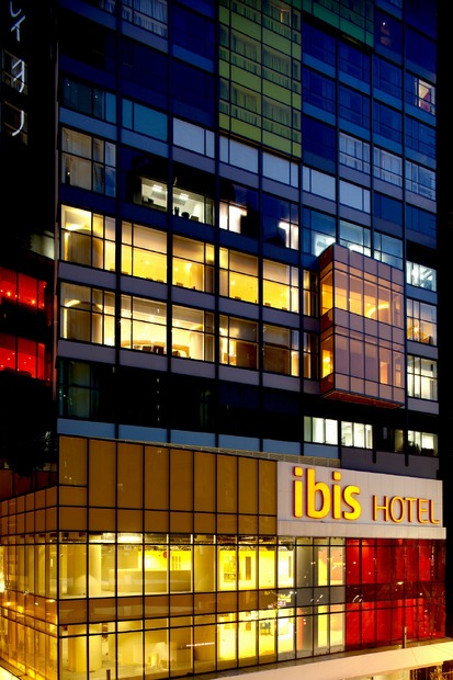 宿泊したアクセスもいいホテル「イビス 香港 セントラル アンド シェンワン」（ibis Hong Kong Central & Sheung Wan Hotel）は、オシャレな外観が目を引く。