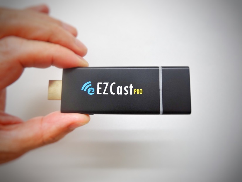 スマートフォンやPCの画像や映像をWi-Fi接続でTVやプロジェクターに映し出せる「EZCast Pro」