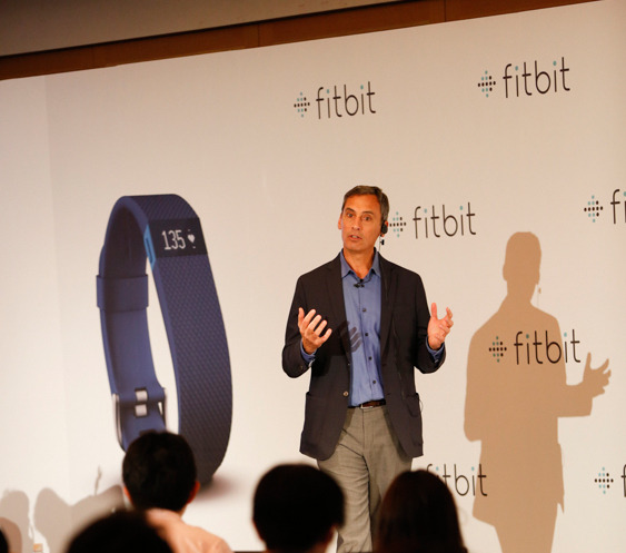 リストバンド型心拍計「Fitbit Charge HR」発売記念発表会実施