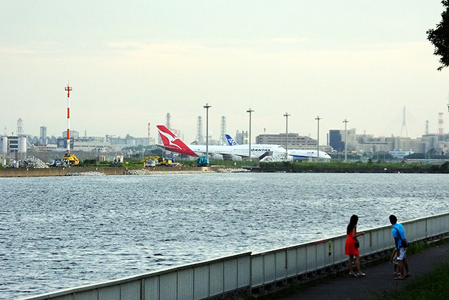 京浜島つばさ公園から羽田空港B滑走路エリアを見る