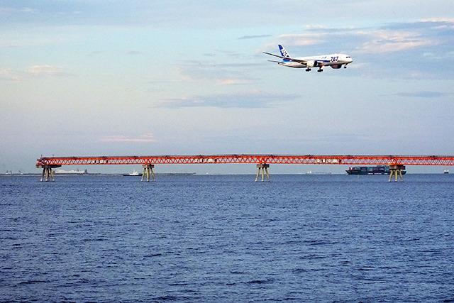 京浜島つばさ公園から羽田空港B滑走路へ着陸する旅客機を見る