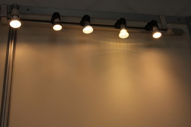 ハロゲン電球の代わりに提案しているLED照明。光の出方がそれぞれ異なる