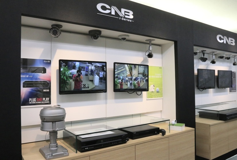 ローコストモデルを中心としたCNBのネットワークカメラの展示スペース（撮影：防犯システムNAVI取材班）