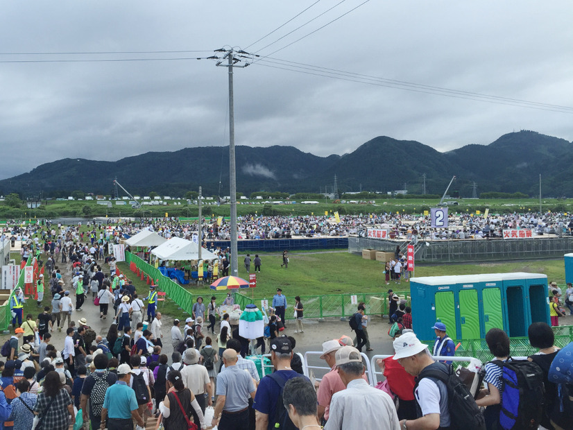 会場の雄物川河川敷は多くの人であふれていた