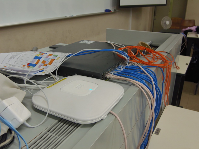 競技用の教室には、無線LAN環境も整備されていた