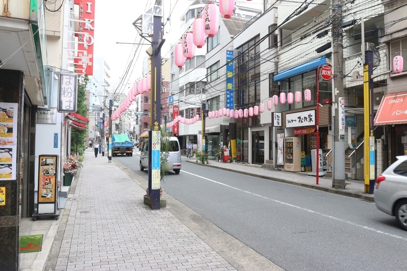 事件現場のマンションへの道のりは、街のメインストリートと言える雰囲気で人通りが多く街灯も完備されていた（撮影：防犯システム取材班）