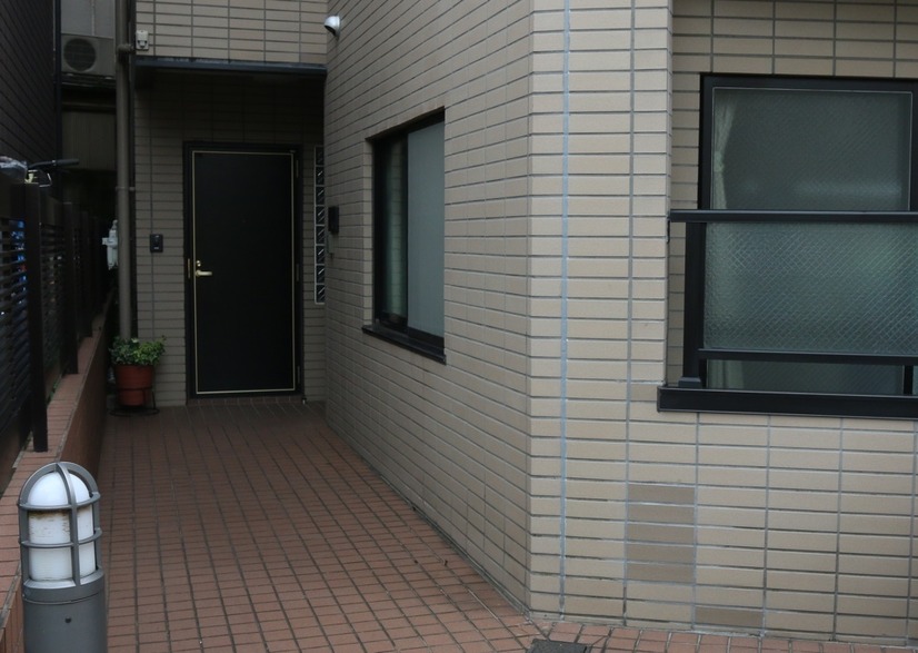 事件現場のマンションのエントランス。敷地外から確認した範囲では別の防犯カメラは見当たらなかった（撮影：防犯システム取材班）