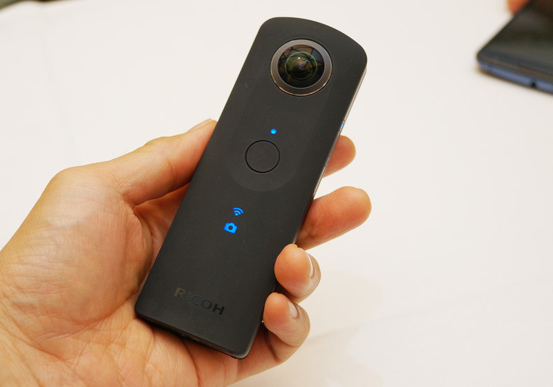 シリーズのフラグシップとして加わる「RICOH THETA S」