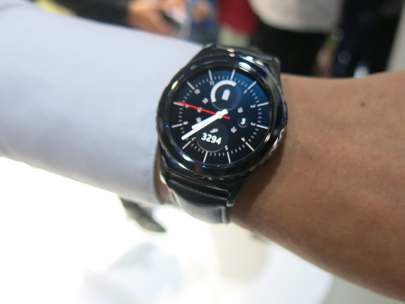 レザーバンドを採用した「Gear S2 classic」