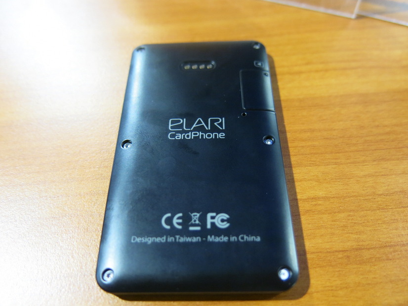 「ELARI CARDPHONE」の背面