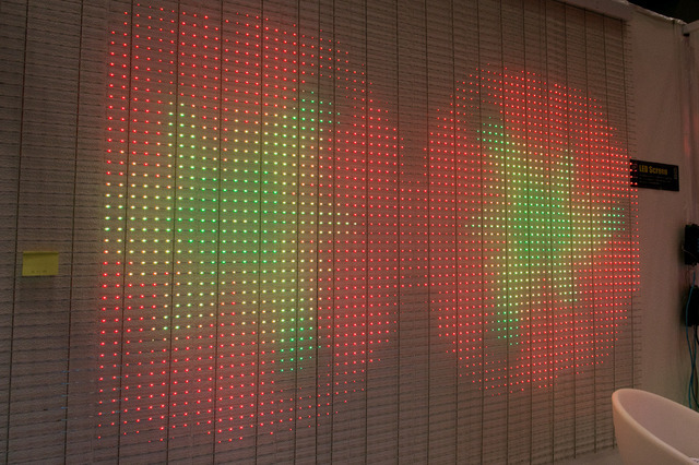 主にデパートのショーウィンドーなどに使用する平面タイプのLED装置。模様や星、ハートマークなどが次々とアニメーションしていた。